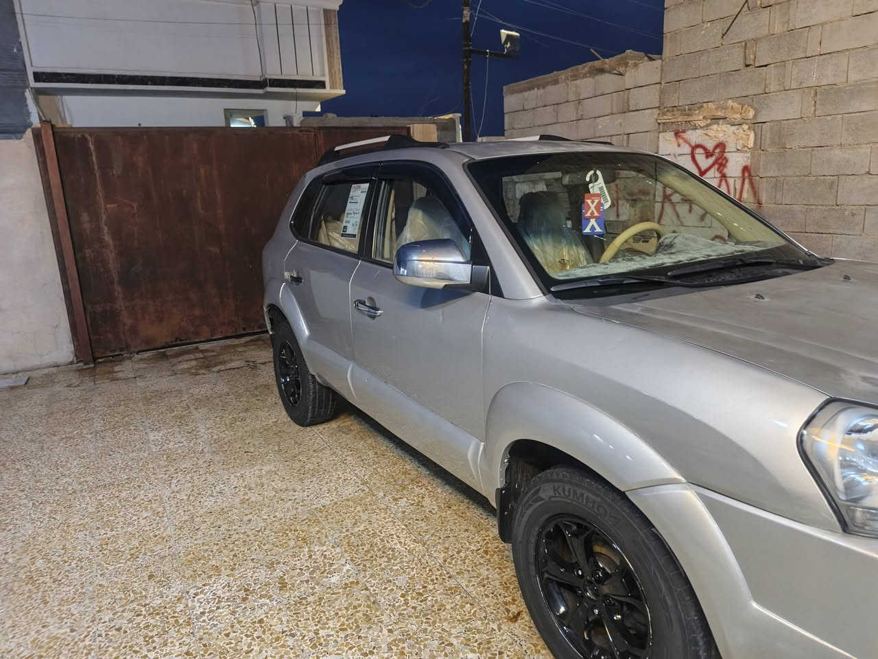 توسان خليجي 
2009
مكفولة بيها شويه ب جاملق الخلفي شويه صبغ بدون دواخل  
 ***********
السعر 110بيها مجال
