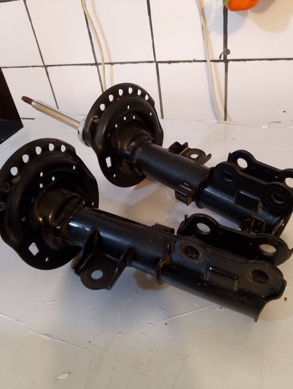 زوج دبلات امامي اكسنت  اخو الجديد اصليات تفصيخ من سيارة ماشيه قليل دبل اخو الجديد زوج امامي *********** واتس فقط  سعر 50 الف
