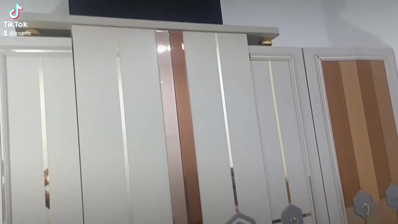 السلام عليكم غرفه متكونه من تسع قطع تركيه سعره 650عنوان بغداد
بيه مجال جيه بصيط *********** تصال
