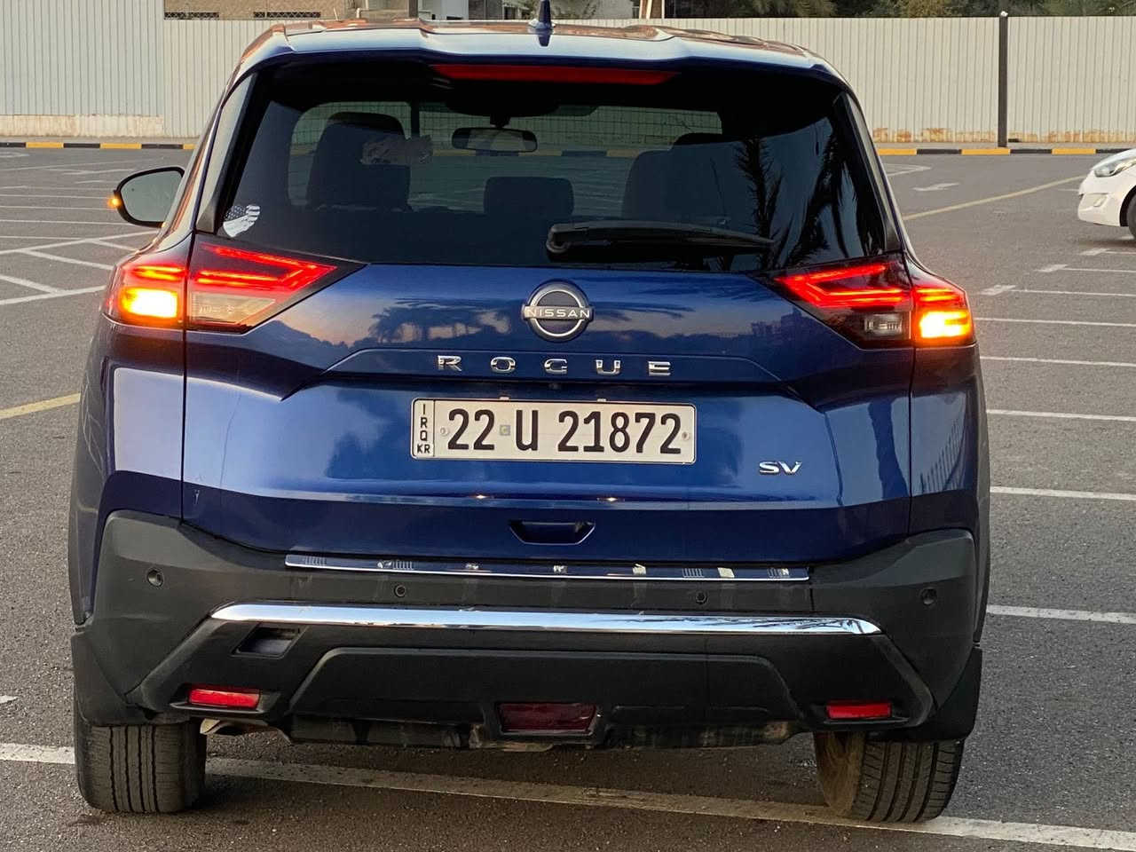 السلام عليكم 
نيسان روج  موديل 2023  ماشية 24 فقط  فئة SV
لون ازرق   (دخول جديد للعراق)
  وارد امريكي رقم اربيل شرط التحويل بأسم المشتري أو وكالة باللي يعجبك حادثها  مقدمه البنيد مصلح على كده
  (كلها ليبل واحد بدون تبديل اي قطعه)
ايرباك الدركه والبرده فقط وراجع شركه 
تصليح درجه اولى 
كشنات ودشبول بيجي فاتح 
مواصفات / محرك 1500 توربو
بصمة تشغيل+ بصمة ابواب 
تبريد قطعتين
رادار امامي خلفي جانبي 
تحديد مسار قيادة آليه
نقاط عمياء + اشاير بالمري
شاشة ايبادكبيره  تدعم كار بلي 
كامرا خلفيه دوارة 
فول تحكمات استيرن جهتين
تبريد بيانو شاشة منفصل
سايد بريك بصمة + 4 انظمة للقياده
اوتو هولد + كشنات تحكم كهرباء 
داخل السيارة لونين 
حساسات خلفية 
ويل كب حجم 18 بلادي 
وباقي المواصفات معروفة  للسيارة
صور امريكا مرفقه بالمنشور 
السعر  164 ورقه 
مكاني بغداد  الغزاليه  شارع مدير الامن 
*********** 
للامانه السياره حلوه وشخط مابيها وابيعلك شرط السونار
