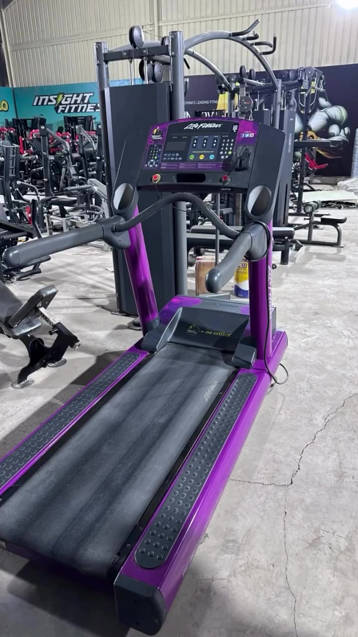 متوفر جهاز جري Life Fitness بحالة ممتازة، من أقوى وأشهر أجهزة الجري المستخدمة في النوادي الرياضية العالمية.

✅ جودة أمريكية عالية
✅ مناسب للنوادي الرياضية والفنادق والمراكز الصحية والمنازل 
✅ شاشة إلكترونية وبرامج تدريب متعددة
✅ أداء قوي وتحمل عالي للاستخدام المكثف
✅ جاهز للعمل مباشرة

متوفر لدى 📍 مخزن الريان – بغداد
📞 ***********
