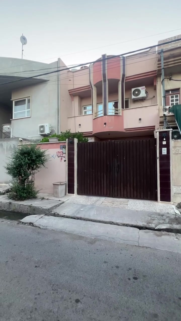 للبيع دار في حي الحدباء /  نهاية سايدين الصوره 

المساحة البيت 126 متر   واجهه 6.5م  

الطابق الاول غرفة نوم واستقبال وهول ومطبخ وصحيات 

الطابق الثاني غرفتين نوم سويت وهول وصحيات 
الطابق الثالث غرفة نوم سويت كبيره زائد بيتونه وسطح 
صنف العقار
 ملك صرف طابو الزهور 
السعر علق بكلمة تم $$
يصلك على الخاص 

للاستفسار اكثر الاتصال على الرقم التالي 

  ***********
