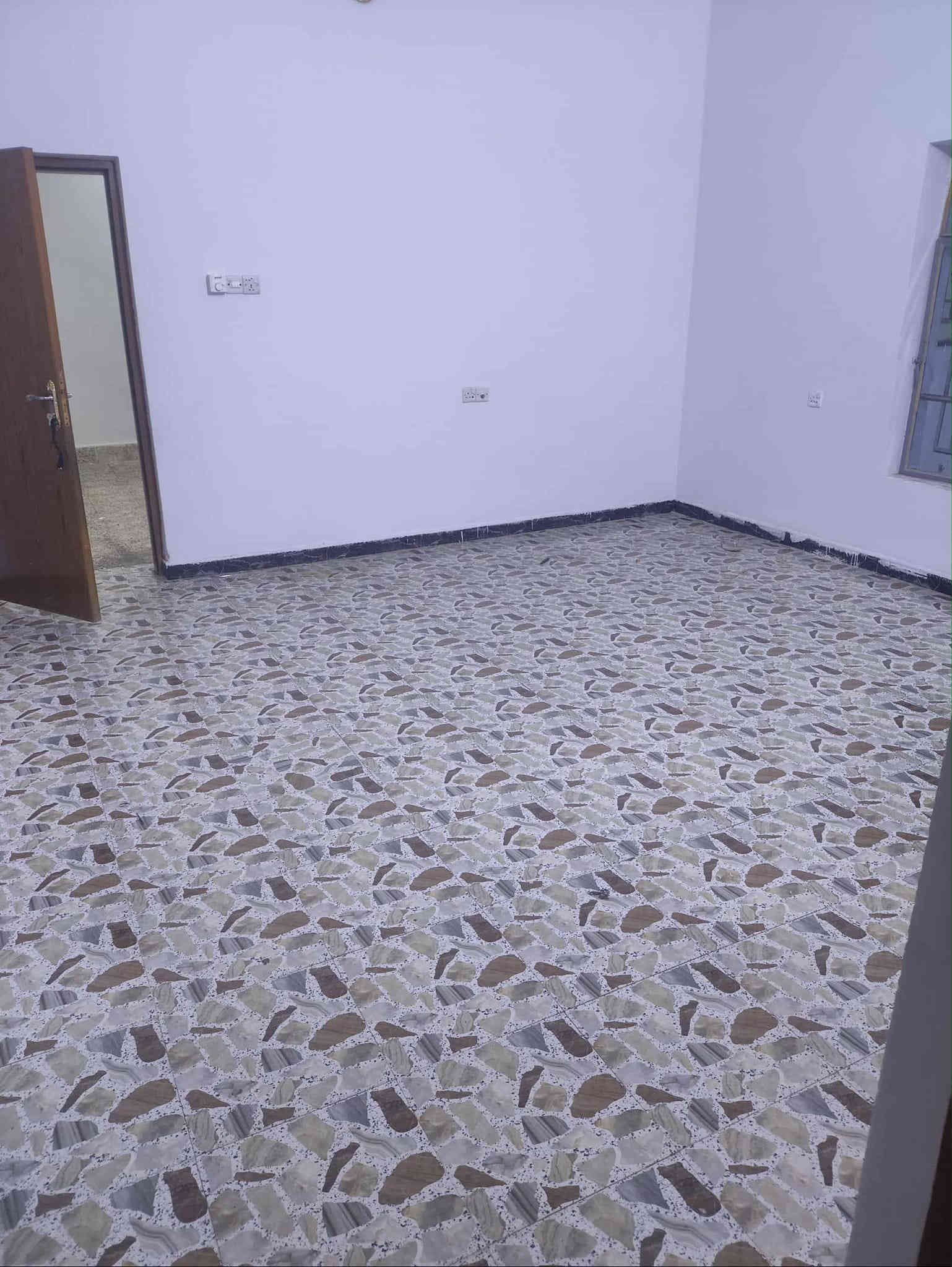 بيت المساحة ٤٥٠ م طابقين الطابق الثاني متأجر البيت معزول الطابق الأول فارغ يحتوي على غرفتين وصالة و ديوانية و مطبخ و صحيات داخلية و خارجية و كراج إيجاره ٥٠٠ الف وبيها مجال العنوان شارع ٤٠ قرب مأكولات الشام التواصل على الرقم ***********
