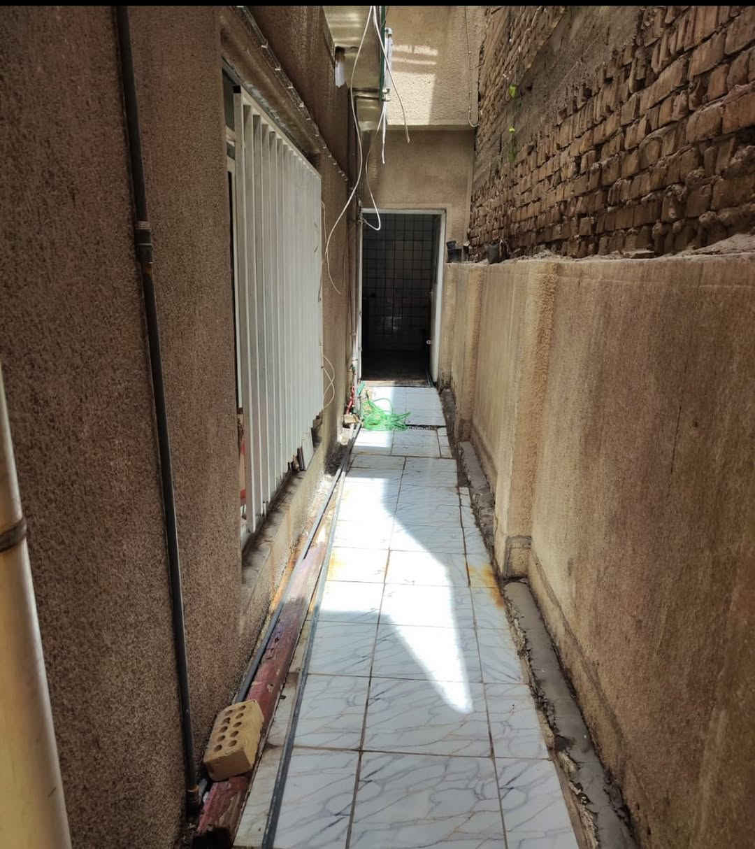 بيت للبيع المساحة ١٠٠م طابقين وسطح
صالة كبيرة ومطبخ كبير وخدمات صحية في الطابق الارضي
والطابق الثاني ٣ غرف وصحيات 

العنوان بغداد الشرطة الخامسة تقاطع السوق 

للتواصل والاستفسار اكثر ***********
