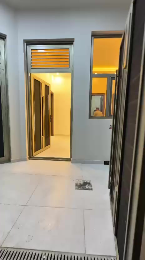 شقة ديلوكس في حي الجامعة
ضمن بناية حديثة غير مسكونة سابقا
طابق ارضي باب معزول 
مساحتها 125 م 
تحتوي على غرفتين نوم وصالة ومطبخ وحمام داخلي وخارجي وسطح وطارمة صغيرة 
السعر 750 الف قابل للتفاوض
هاتف***********
