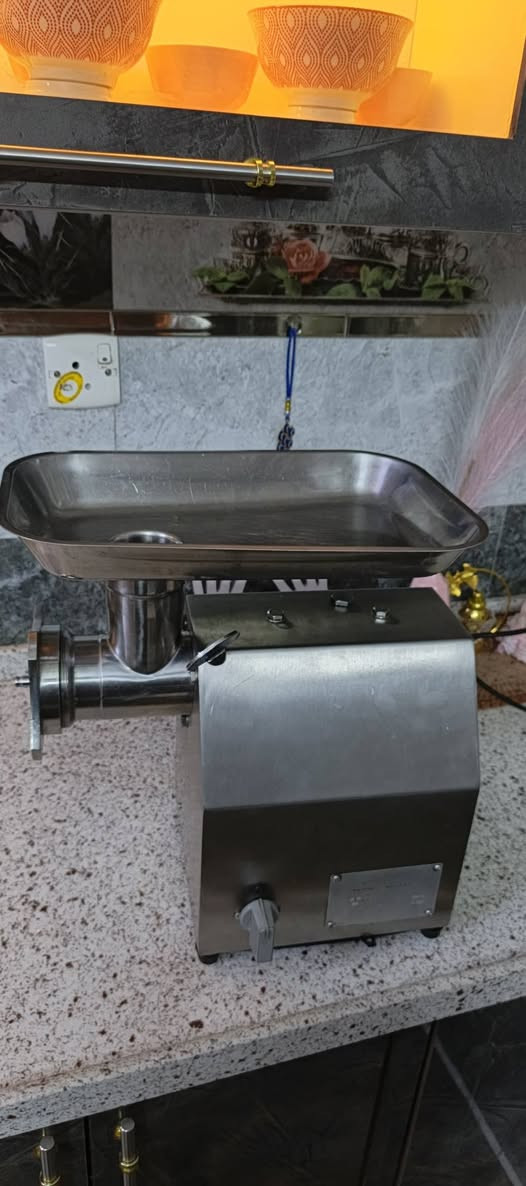 للبيع مثرامة لحم صناعية مو سوگية
ستل ستيل
وزنها ثقيل
وياها سكين عدد ٢
مصافي عدد ٣مختلف الأحجام 
للاستفسار
***********
