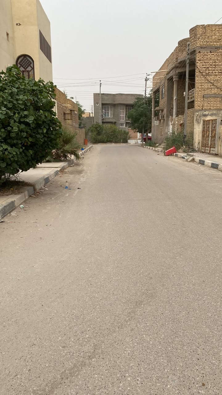 السلام عليكم
بيت للبيع طابقين  مساحة ٢٠٠ متر 
ركن على شارعين
شارع ١٠ امتار وشارع رئيسي ١٠ امتار 
الطابق الاول غرفتين وصالة واسعة واستقبال وحمام ( داخلي وخارجي ) 
ومطبخ ( حار + بارد) 
ومناور عدد ٢
وطارمة واسعة 
الطابق الثاني 
غرفتين نوم + مشتمل كامل  ( حمام وصالة وغرفة نوم ومخزن يصلح مطبخ ) 
غير مستخدمة 
عنوان البيت : حي الأمير 

للأستفسار 
***********
***********
