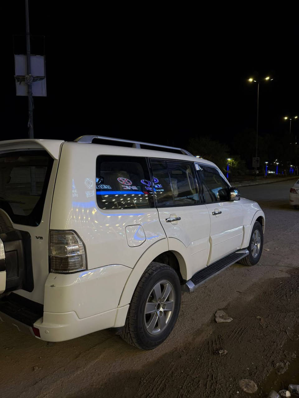 السلام عليكم
باجيرو 2008 
مكفوله كفاله عامه (عدا بارد بلباب الخلفي عكس السايق حك شبر)
كشر نضيف مثل ما موضح بلصوره
تبريد ومكينه وكير شرط
مكينه 3000
لون ابيض ثلجي
رقم بابل مشروع وطني
مكان السياره الديوانيه
السعر 123وبيها مجال بسيط حك جيه
رقم للتواصل 
***********
