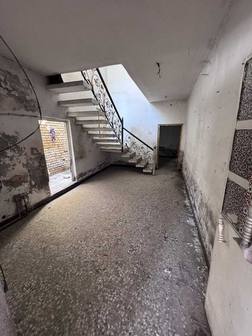 سلام عليكم بيت للبيع مساحه 100 متر طابق ونص منطقه الحسينيه السكلات ل13 قرب شارع المدراس علمنا ان سعر 60 مليون قابل للتفاوض الاستفسار على رقم ***********
