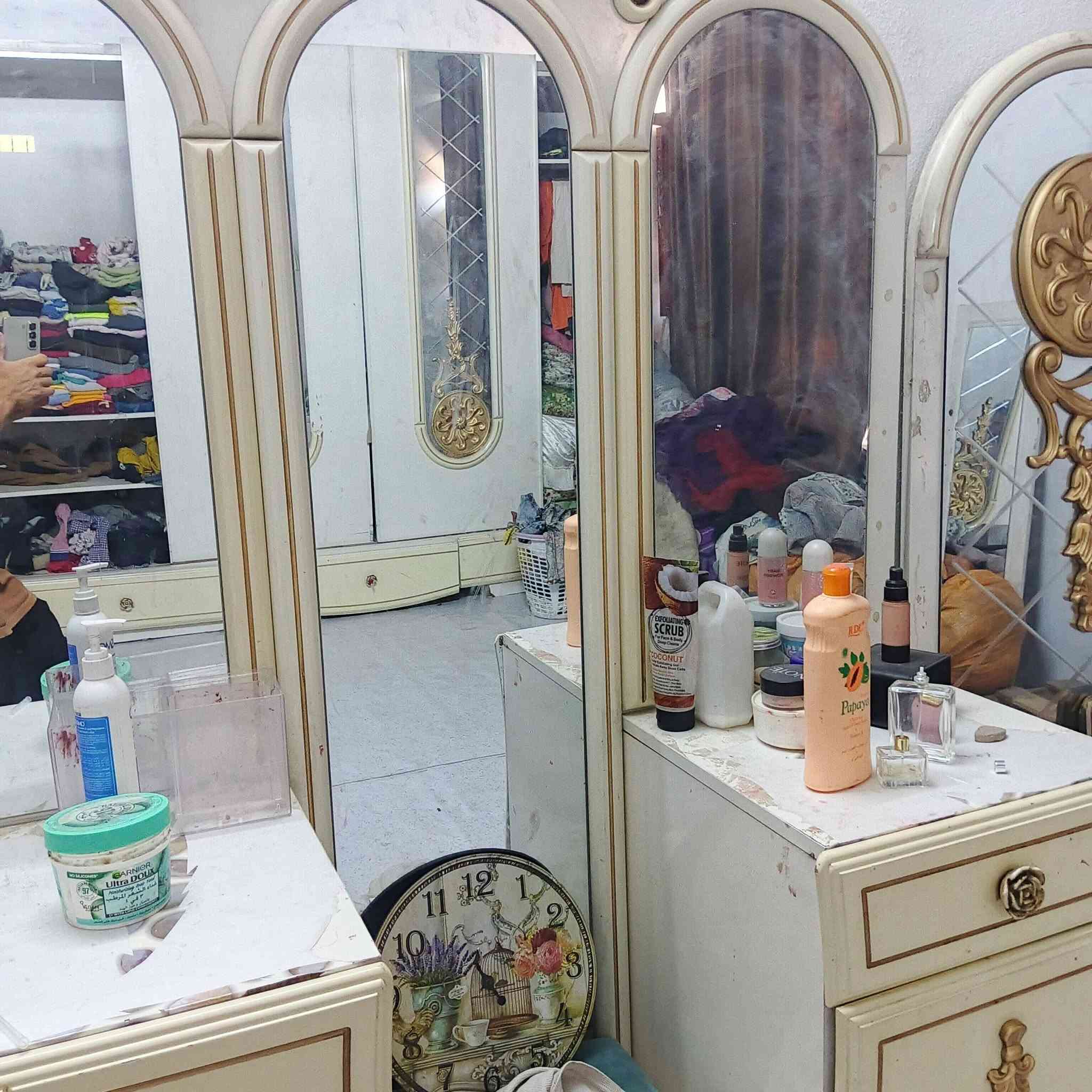 غرفه تركيا بيبان سلايت كامله الغرفه نقص بس جربايه حديد مخليها بلباب ونباكت . والتاج مو والبيبان يرادلهن سجه فقط وتترتب . الكنتور كلش نضيف .. وهاي كدام عيونگم شوفوها سعرها ١٥٠ الف بيها مجال للشراي وليريد يستفسر اگثر يتواصل واتساب *********** 
مكاني بغداد بالمدينه الحميديه
