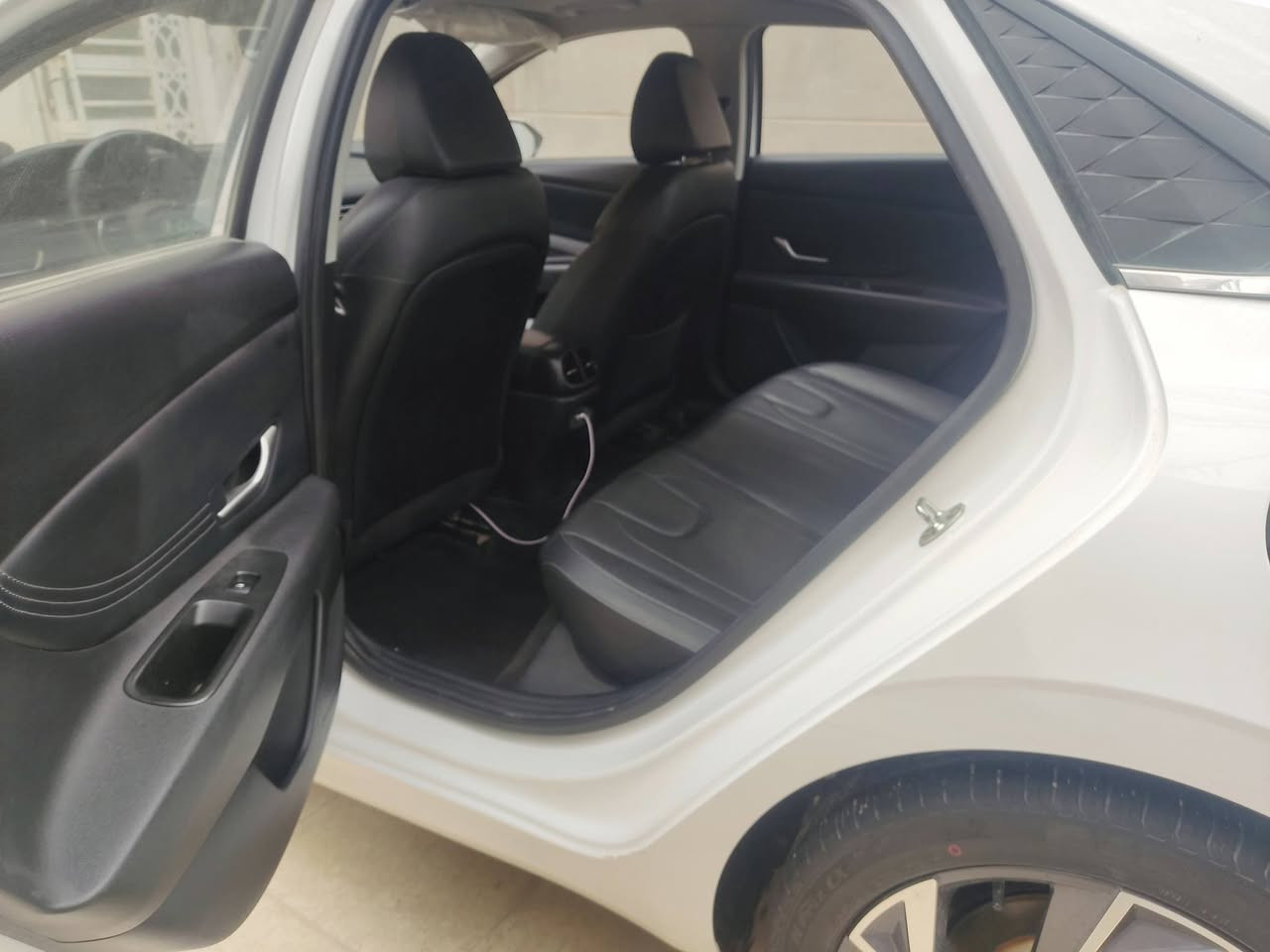 النترا للبيع موديل 2024 محرك 1500 دبل نوزل فول مواصفات ميحتاج اذكرها  ماشيه 39 الف بيها اصبعين من الجاملغ والبنيد موضح ب الصوره الباقي مكفول من كلشي سياره نظيفه  ع ايدي اخذتها زيرو السعر 134$ ***********
