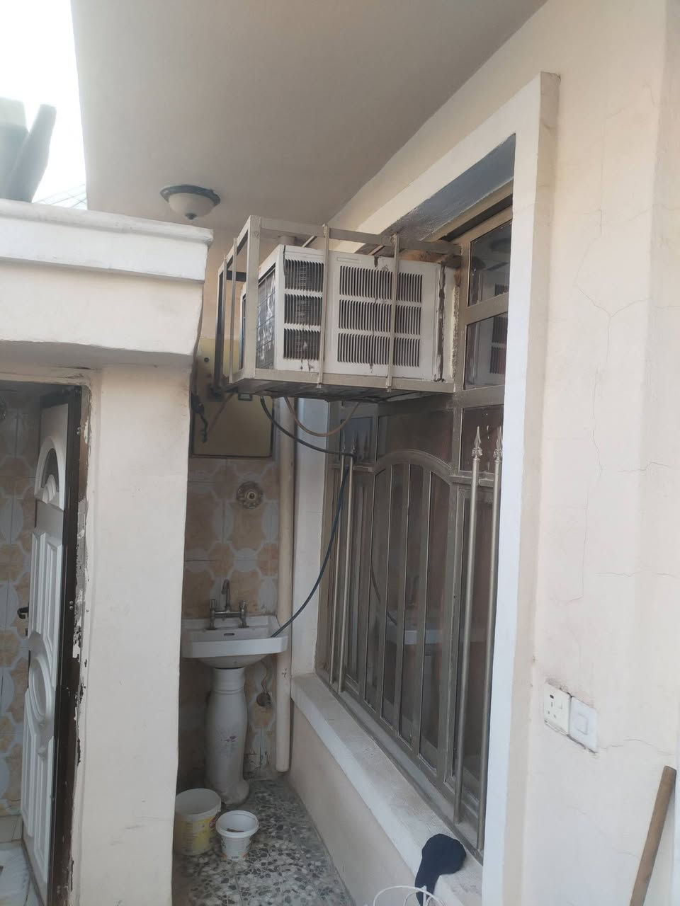 بيت بالزعفرانيه شارع مركز الشباب ثاني فرع بالزراعي المساحه 100 والوجه 5 والنزال 20 الرقم ***********
