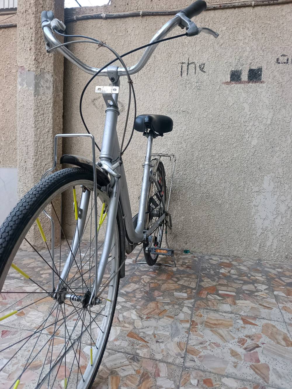 هذا البايسكل من ماركة "شيمانو"، مثالي للتنقل اليومي والرحلات القصيرة داخل المدينة. التصميم الأنيق والإطار المتين يجعلان من استخدامه تجربة مريحة وآمنة. يحتوي على ناقل حركة داخلي لسهولة التبديل بين السرعات وفقًا للحاجة. توفر السلة الخلفية مزيدًا من المساحة لحمل الأغراض الشخصية بسهولة.