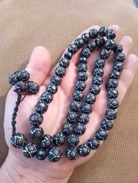 مسبحه من خشب الابنوس الافريقي  تطعيم بالقلاي والمينا عدد 51 و48 حبه ال...