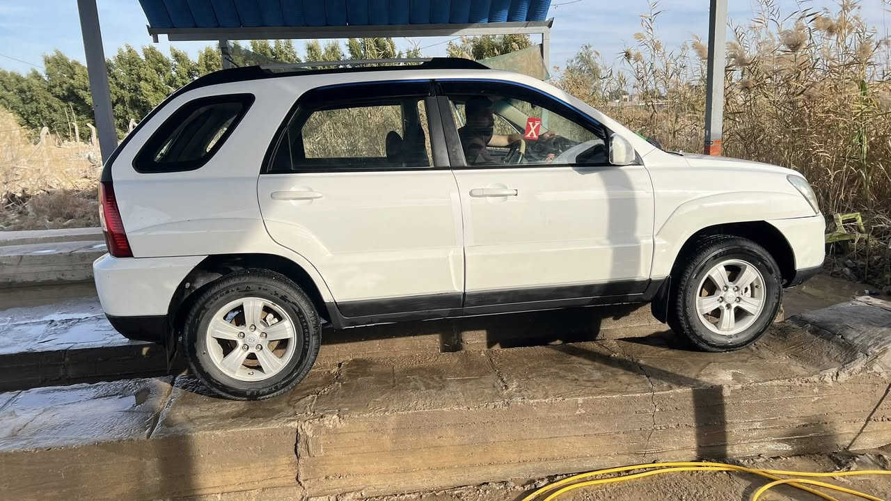 السلام عليكم
سياره سبورتج البيع مديل ٢٠١٠ كفاله ماشيه ٨٥
سياره جاهزه من كلشي 
فول موصفات خليجي 

تخم تاير مكينه كير حداديه كله جديد 
فتحت سقف 
سعر سياره ١٣٥
مكان سياره الدوانيه 
***********
