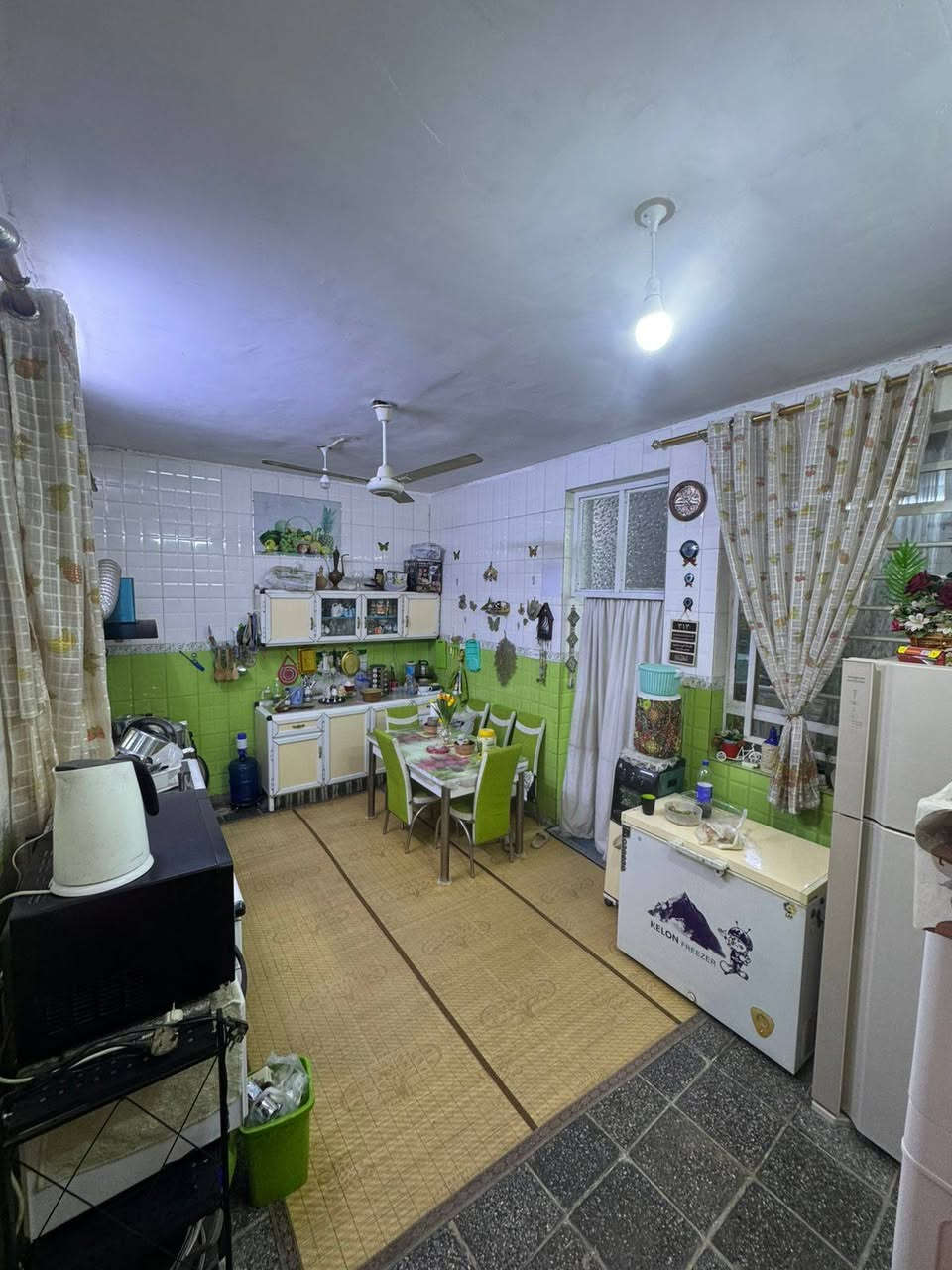 السلام عليكم دار للبيع مساحه 200متر الحسينيه شارع الكاتب مقابل مضيف ابي الفضل العباس مقابل ساحه وحديقه خارجيه يتكون من طابق واحد يحتوي على غرفتين نوم ومطبخ وحولي واستقبال +صحيات داخليه وخارجيه
السعر 135وبي مجال بسيط
للاستفسار الاتصال ***********
