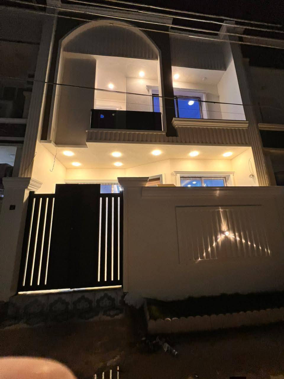 #لدينا_دار_للبيع مساحه 100 متر واجهه 6 وربع ونزال 16 طابو زراعي سند 25 قرار محكمه البيت يحتوي على4 غرف نوم وصاله وستقبال ومطبخ  العنوان بغداد الدورة مدخل البوعيثه مجمع السلطان الثالث 
هاتف ***********
***********
