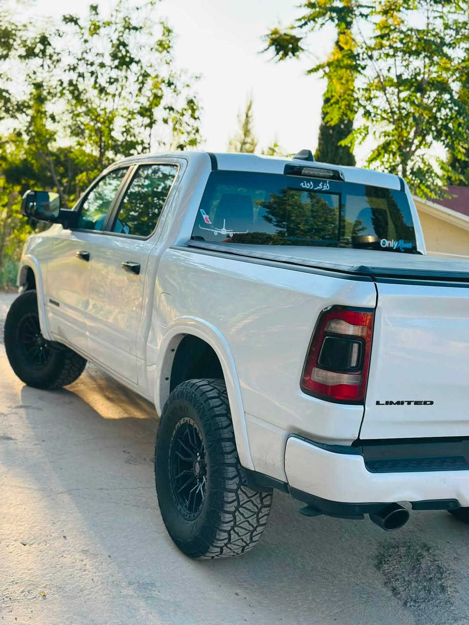 للبيع دوج رام لمتدد موديل 24 فول 
المحرك : V8 5.7L .
العداد : 29 مايل 

للسعر علق واني ادزه الك خاص

رقم اربيل بأسمي حادث سطحي خفيف 

 واتساب ***********

المواصفات :
*عداد ديجتال
* سلايد روف
* دفع رباعي 4x4. فور ويل
* رادار تفاعلي مع مانع تصادم. 
* نقطة عمياء. 
* تحذير الخروج عن المسار
* استطفاف ذكي (اوتوپارك).
* دوسات جانبية كهربائية.
* المصابيح الأمامية زنون.
* كشافات الضباب زنون. 
* المصابيح الأمامية والمصابيح الخلفية LED. 
* دخول ذكي (بصمة). 
* تشغيل عن بعد.
* مقاعد من الجلد الفاخر. 
* المقاعد كهربائية مع ميموري.
* المقاعد الأمامية تبريد وتدفئة. 
* المقاعد الخلفية تبريد وتدفئة. 
*الستيرن تدفئه 
* شاشة كبيرة 12 أنچ.
* نظام ملاحة نفكيشن GPS.
* حساسات امامية وخلفية.
* 
* مانع تصادم خلفي. 
* مكيف خلفي.
*محدد سرعة.

* مرايا كهربائية جانبية  قابلة للطي كهربائيا.
* شاحن موبايل لاسلكي (واير ليس).
* الشباك الخلفي كهربائي. 
* المرايا الجانبية تدفئة. 
* باب الصندوق كهربائي.
* غطاء من الجلد للصندوق الخلفي .
*
* امكانية تعديل ارتفاع دواسات البنزين والبريك.
* هاند بريك كهربائي.
* جوبلسات جگات تصعد وتنزل 
* حساسات امامية. 
* حساسات خلفية. 
*
* مرايا مع خاصية التعتيم الذاتي. 
* مساحات تخزين إضافية 

مكان السياره بغداد
