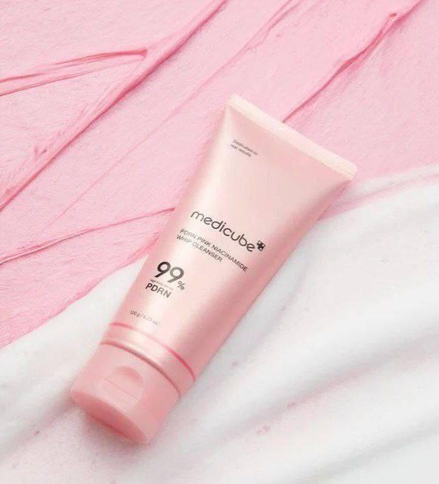 🍡غسول الوجه الرغوي المارشميلو Medicube PDRN Pink Niacinamide Whip Cleanser مصمم لتنظيف البشرة بعمق ولطف، مع توفير فوائد تجديدية وإشراقة. يوفر الغسول تنظيفًا عميقًا ولطيفًا بفضل رغوته الغنية التي تزيل الشوائب دون التسبب في جفاف البشرة. كما يحتوي على النياسيناميد للمساعدة في تفتيح وتوحيد لون البشرة وتقليل التصبغات، وعلى PDRN عالي النقاء لدعم تجدد الخلايا وتقوية حاجز البشرة. يُعد المنتج مناسبًا لجميع أنواع البشرة، بما في ذلك البشرة الحساسة.

✅ الفوائد الرئيسية:-
✔️ يبدأ المنتج بقوام هلامي لزج (يشبه المارشميلو) يلتصق بالشوائب ويزيل الأوساخ والزيوت الزائدة من المسام، ثم يتحول إلى رغوة كريمية غنية عند ملامسة الماء.
✔️ يحتوي على نسبة عالية من النياسيناميد (5% أو 20,000 جزء في المليون) المعروف بخصائصه في تفتيح البشرة، تقليل البقع الداكنة، وتوحيد لونها.
✔️ مدعم بـ PDRN (بولي ديوكسي ريبونوكليوتيد) النقي بنسبة 99% والمستخلص من الحمض النووي لسمك السلمون، والذي يساعد على دعم تجدد الخلايا وتحسين مرونة البشرة وملمسها.
✔️ يحتوي على حمض الهيالورونيك والسيراميد والبانثينول للمساعدة في الحفاظ على رطوبة البشرة وتقوية حاجزها الواقي، مما يمنع الجفاف أو الشد بعد الغسل.
✔️ تركيبته الخفيفة والمنخفضة التهيج تجعله مناسباً للبشرة الحساسة والجافة والدهنية والمعرضة لحب الشباب.
✔️ يمكن استخدامه كغسول يومي عميق أو كقناع للوجه يترك لمدة دقيقة واحدة لتعزيز التنقية والإشراق.
#الاصلي المنشأ كوريا 🇰🇷💯
🚘 يوجد خدمة توصيل لجميع محافظات العراق  🚘


**إذا كنت صاحب هذا الإعلان وتريد حذفه لأي سبب، رجاءا أرسل رسالة إلى الدعم الفني**