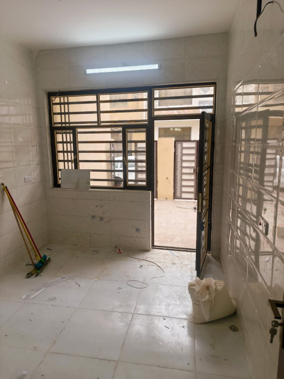 السلام عليكم بيت طابق ثاني للايجار مساحته ١٥٠متر  صاله وحولي وغرفتين نوم ومطبخ وصحيات هسه طالعه العماله منه نزال صالح مصطفى قريب عالشارع للاستفسار ***********
