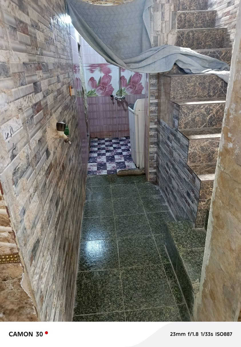 بيت المساحة 120 يتكون من غرفه وصالة وبراني ومطبخ وطارم مثل ما موضح بلصوره المكان الديوانية حي لامين بنزلت سيد حسين يبعد ع الشارع 200 متر سند 25 بيع مستعجل وهاذه رقمي ***********
