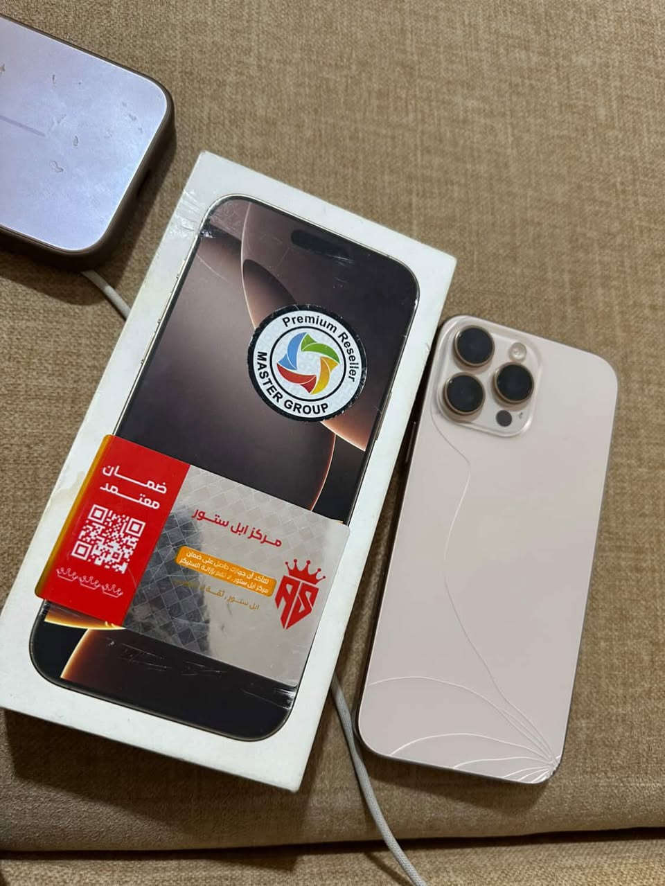 سلام عليكم للبيع ايوفون 16برو ماكس لون صحراوي ذاكره 256 بطاريه 99 ضمان ماستر كارتون وكيلبل اصلي وياه مكسور الضهر وبيه طخه بل شاصي 
كله بلادي سعررر 1و 100مكان بصره قضاءالمديه الرقم ***********
