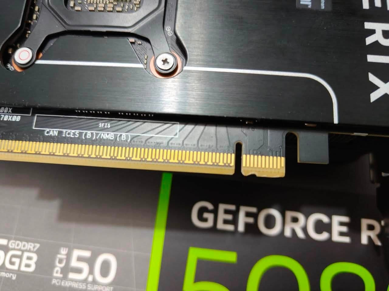 كرت RTX 5080 asus prime
الكرت كلش نظيف وحرارتة ٦٩ وشغال ١٠٠٪؜ وشرط فحص وانطيك ضمان عليه، لليريد يشتري سعرة 1,750,000 دينار 
وبي مشكلة جداً بسيطة واللي هو القفل مكسور وموضح بالصورة وما ردت اتقربلة لا الزگها ولا اي شي والقطعة المكسورة موجودة للي يريد يرجعهة لمكانهة، واكرر اخوان هاي القطعة ابدا ما تاثر على الكرت اطلاقا وتنحل بمجرد ما تحطلهة شي يثبتهة، فلا تتخوفون وقسما بالله شرط ضمان انطيك وانطيك مهلة تفحص شكد متريد وتدللون علية وهذا رقمي ***********
