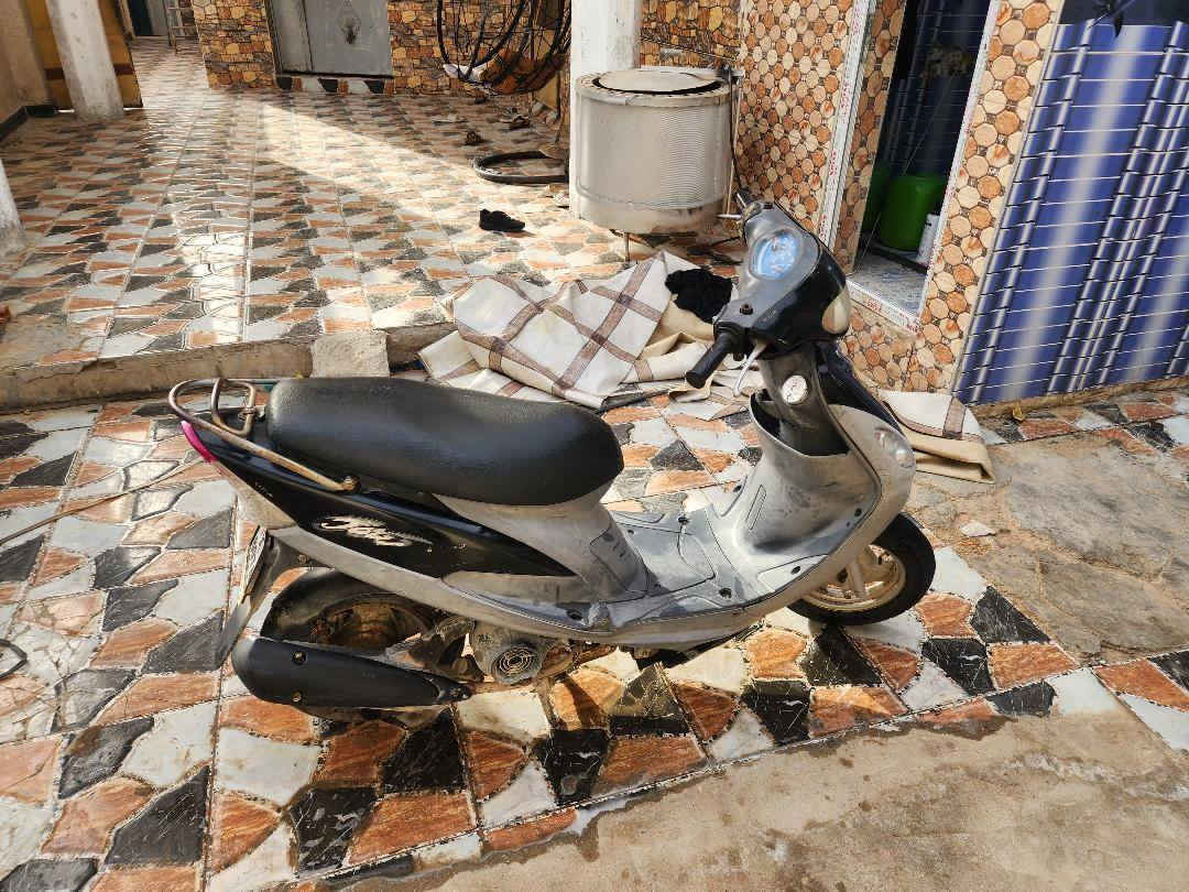 السلام عليكم  للبيع سعر 750.محرك مامفتوح شلعه فولل كهربائيات شغاله ماعدا العداد دراجه تخبل بس عيبها الوحيد الماشه بيها عواج قليل عنوان ابي الخصيب ***********
