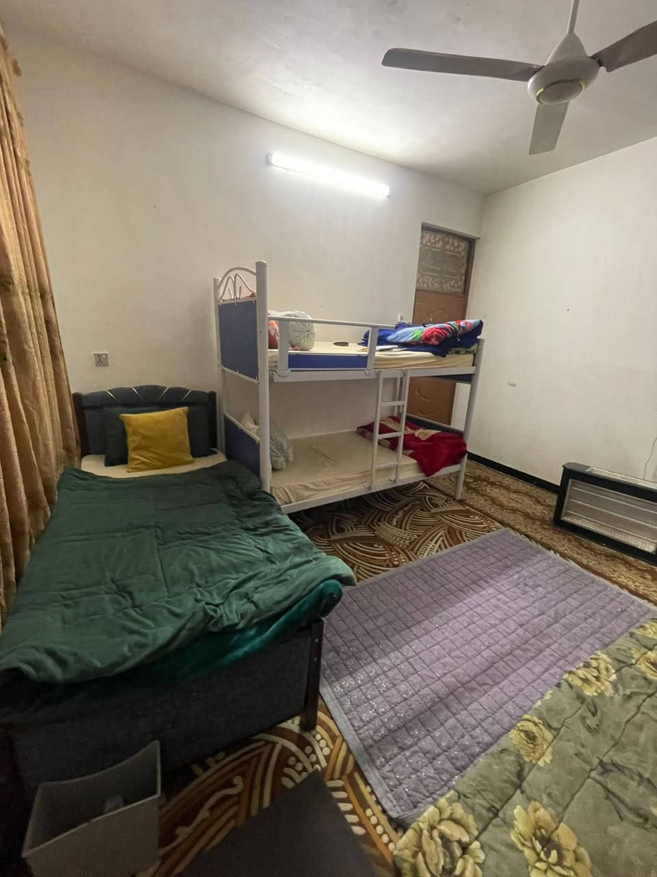 سلام عليكم للبيع يرهم قسط او نقد  دار مساحه 160 واجه 9 وربع ونزال 17 يحتوي ع  2 منام 4 ×4  مطبخ 5 ×3ونص صاله 5×4 ونص  صحن كبير الدار متكامل من كلشي بناء 2024  كاشي سيراميك اشتايكر ماء كهرباء كامل واجهز لسكن الدار طابوزراعي سند 25 اقرار محكمه وكاله بسم المشتري عنوان بغداد الكرخ دوانم قرب الشرطه الخامسه 
***********
