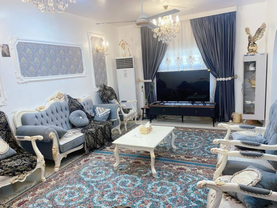 بيت للبيع مجمع الأميرات الأول 200 م بي اضافات غرفتين سويت مجموع الغرف 4 +عماريه وجه البيت ع جهه كربلاء 
السعر خاص واتساب
***********
