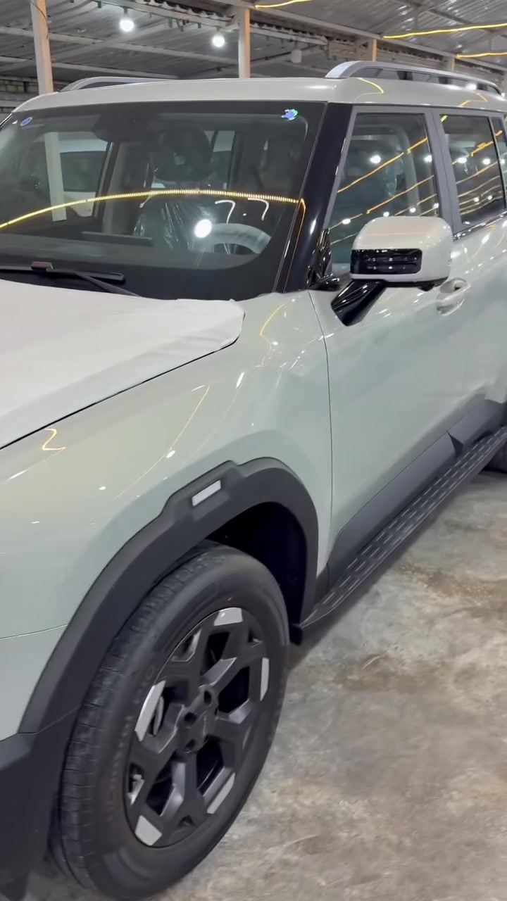 T1 2.0L Comfort

الموديل: 2026 (خليجي)
العداد: صفر كيلو متر

المحرك: 4 سلندر 2.0 لتر تيربو حقن مباشر
القوة الحصانية: 254
عزم الدوران (نيوتن.م): 390
ناقل الحركة: أوتوماتيكي 8 سرعات
نظام الدفع: دفع أمامي
استهلاك الوقود: 8.83 لتر لكل 100 كم

الضمان الأساسي: 6 سنين وعدّاد مفتوح
ضمان المحرك: 10 سنين أو 1,000,000 كم (أيهما أولاً / للمالك الأول)

المواصفات
*إطارات قياس 19 إنج
*الصندوق كهربائي
*كاميرات محيطية 360 درجة
*حساسات خلفية
*مراقبة النقطة العمياء
*نظام الكبح التلقائي بحالات الطوارئ
*مثبت سرعة
*شاشة التحكم 12.8 إنج
*شاشة العدادات 10.25 إنج
*نظام صوتي متطور 8 سماعات
*نظام أبل كاربلاي وأندرويد أوتو لاسلكي
*نظام أوامر وتحكم صوتي
*مقصورة داخلية من الجلد الفاخر
*كرسي السائق والراكب كهربائي
*كرسي السائق والراكب مبرد
*إنارة ترحيبية مع إنارة محيطية
*مصابيح أمامية وخلفية أوتوماتيكية LED مع مصابيح نهارية
*تكييف أوتوماتيكي مع الإضاءة القريبة والبعيدة
*نظام تقليل الضوضاء النشط مع زجاج مزدوج
*المرايا الجانبية كهربائية ومدفأة
*دخول ذكي (بصمة) وتشغيل عن بُعد
*غلق الشبابيك عن بُعد
*شاحن هاتف لاسلكي سريع
*فلتر تنقية هواء (N95)
*مسند وسطي مع ثلاجة
*وضعيات قيادة متعددة للطرق الوعرة
*وسائد هوائية أمامية وجانبية
*ماسحات مع حساس للمطر
*دواسات جانبية
*نظام الفرامل الأوتوماتيكي Autohold
*نظام المساعدة بنزول المنحدرات
*نظام المساعدة بصعود المرتفعات
*نظام ABS للمكابح المانعة للانغلاق
*نظام ESC للتحكم بالثبات

♦️البيع بالنقد فقط ♦️

‼️للاستفسار والطلب:

#معرض_الفرقان_لتجارة_السيارات
#بغداد_الكريعات_نهاية_شارع_الوقف

☎️***********
☎️***********
☎️***********
