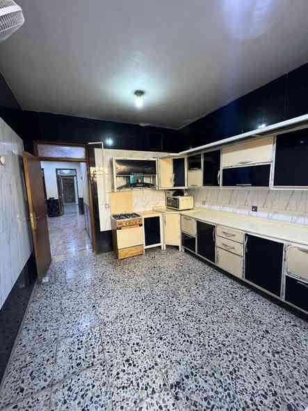 السلام عليكم
دار للبيع المساحة ١٦٥ م.
يحتوي/ استقبال +مطبخ+ صالة+غرفتين نوم (نضام سويت) 
الطابق الثاني / اربع غرف نوم (نضام سويت)+بيتونة +سطحين
الموقع / الشعلة الدوانم شارع حسينية الامام الحسن المجتبى
السعر 165 مليون قابل للتفاوض

للاستفسار

***********
***********
