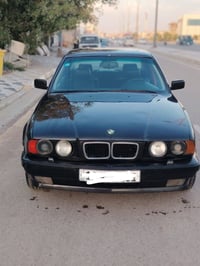 مكلف بالنشر....... BMW موديل ١٩٩٠ نظيفة السياره مثل ما موضح بالصور مكا...