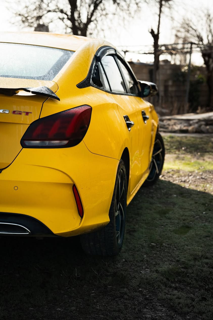 MG GT 2022
خلیجیە و لە شەریکە مانگی ١١ی ٢٠٢٤ ڕاکێشراوە
یەک دەستە
٤٦،٠٠٠کم ڕۆشتووە
نزیکی ٥ ساڵ زەمانی شەریکەی ماوە بۆ گێڕ و مەکینە و کارەباییش، و هەموو سێرڤسێک لە شەریکە کراوە
تەنها بەنزینی سوپەری هەواری تێکراوە
٢٠،٠٠٠ جارێک تەنکی پاک کراوەتەوە
فول مواسەفاتە:
مەکینە 1.5 تۆربۆ
١٨٠ هۆرسپاوەر
٢٥٠ نیوتن مەتر تۆرک
٧ گێڕی ئۆتۆماتیک دەبڵ کلاج
گێڕ ئۆتۆماتیک و عادی بە پادڵ شەفت
سەقف سڵاید
لایتی عەدەسە و زینۆن
لایتی ڕۆژ و ئیشارەتی لید
تایەی ١٧ ئینچ
کامل جوانکاریی دەرەوەی بۆ کراوە
جامەکان و سڵایدەکەش حاسەیە و دەست پێوەی نابێت 

کوشنی جلد ڕەش و سور
کوشنی سایەق کارەبایی بە ٦ جۆر
گێڕی کارەبایی
سکان کارەبایی
ئەوتۆهۆڵد
هیڵ ئەسیست
برێک کارەبایی
ئاوێنەی هیتەر 

ڕاداری پێشەوە کە ئەگەر سەیاری پێشەوەت خاو ببێتەوە یان شتێک بێتە بردەمت ئاگادارت ئەکاتەوە
خەتی جادە
کامێرای ٣٦٠
حاسەی دواوەی هەیە بۆ پارکینگ
٦ ئەیرباگە
تەحدید سورعە
٤ تایەی برجستۆنی لۆکی بۆ دانراوە
هەر چوار بانسەکەی لە شەریکە گۆڕاوە و تازەی بۆ دانراوە 

گاعی شەریکەی لەگەڵە ڕەش
سێتێکی تریش هەر گاعی شەریکەی لەگەڵە جلد بێجی 

چەمەلەغی پێشەوە لای سایەق لێی دراوە، لێم کردۆتەوە دانەیەکی تازەم لە شەریکە بۆ داوا کردووە و خستوومەتە سەری. انشاللە بە نسیبی هەرکەس بوو چەمەلەغەکەشی ببات لای تەعدیل چییەک یان پی دی ئاڕ چاکی کاتەوە بۆیەی ناوێت بۆیاخەکەی هیچ نەڕۆشتووە.
یەک دوو قەڵەمکاریی هەیە هیچی لە نینۆکێک گەورەتر نییە
یەک دوو چاڵی بچووکی هەیە لەسەر جادە وردە بەردی بەرکەوتووە، بۆیاخی نەڕۆشتووە. 

سەنەوی بە ناوی خۆمە و تا ٢٠٢٩ تازەکردنەوەی ناوێت
ویستیشت بیکەم بە ناوتەوە هەر کاتێک بێت لە خزمەتتام
سێتێک چاوی جامی پێشەوەی لەسەرە
جامی ڕەش کراوە بە پۆلۆرایزی ئەسڵ و کتابی جام ڕەشی هەیە تا نزیکی مانگی ٨
ئەگەر غرامەی تیا بێت تەبعەن انشاللە لەسەر خۆمە تا ئەو ڕۆژەی لای من بێت لەگەڵ بە ناو کردن واسڵی ئەکەم
کتابی جام ڕەشەکەشی تا بەسەر ئەچێت هەدیەی من بێت (بەڵام ئەبێت پێش ئەوە تازە بکرێتەوە یان لە دایرە لاببرێت، گەر نا غەرامەی لەسەرە) 

تا ئێستا فیتەری نەبینیوە و ناشیبینێت انشاللە، هەموو شتێکی لە شەریکە بۆ کراوە تەنانەت فڵچە گۆڕینیش 

بێ بەرمەجە دیلکۆی نەبووە تا ئێستا و تا لای خۆشم بێت ناهێڵم هەیبێت انشاللە
هیچ خەلەلێکی گێڕ و مەکینە و کارەبایی نییە و زەمانی نەک خۆم بەڵکو شەریکەشی لەگەڵە، خوا نەخواستە لای خۆشت هەر خەلەلێکی بۆ دروست بوو بیبە بۆ شەریکە بە یەک ڕۆژ بە خۆڕایی بۆت چاک ئەکەن 

بۆ دەرەوەی شار بۆ ١٠٠کم ٤ لیتر بۆ ٦ لیتر ئەخوات، حەسەب سیاقەتی خۆت.
بۆ ناوشار زۆرترە و تا ٩ لیتر ئەخوات، ئەویش حەسەب سیاقەتی خۆت و ئیستیحامی جادە. 

ماشاللە گێڕەکەی زۆر بەهێزە و جایرۆسکۆپی بۆدیشی هەیە، سوودی ئەوەیە کە ئەگەر بە هەورازا سەرکەویت یان دابەزیت ئەقڵەکە خۆی ئەزانێت و نە زوو گێڕ ئەگۆڕێت و نە لە لێژاییشدا ئەهێڵێت زەخت لەسەر بانسەکانت زۆر بێت. 

ئەو تایانەی لەسەریەتی خۆم بە تەڵەب خاس داوام کردووە و ئەو ڕۆژەی خستمە سەری ٦ مانگ بوو درووست کرابوو. جۆری برجستۆن ئیکۆدرایڤە، بەم تایانەوە کەمتریش بەنزین ئەخوات. 

خلیجییەکان ڕادیەتەریان لە چینییەکان گەورەترە بۆیە هەم مەکینەی باشتر سارد ئەکاتەوە و هەم تەبریدی زۆر سارد و مەعقولە، ناگاتە ٢ دەقە هەوای تەواو سارد ئەبێت. 

نرخی:
١١٣ گەلا و مەجالیشی تیایە
ژمارە تەلەفۆن:
0770 041 0009
0774 110 1112
