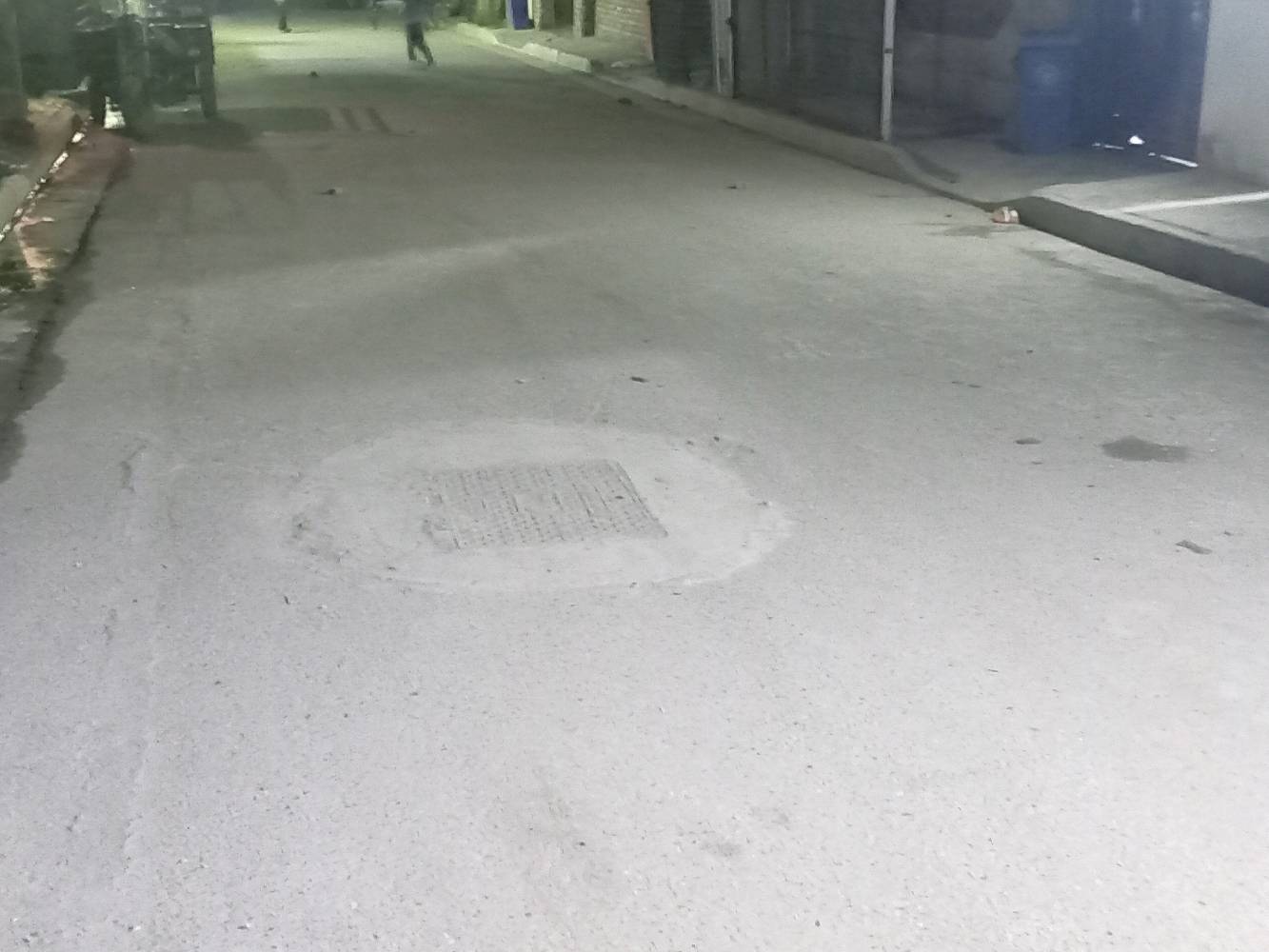 سلام عليكم بيت طابق ونص مساحته 160متر موقعه حيطارق الوصط بين القديم ولوصط بنص قرب سنتر حيطارق بيت يحتوي ٣غرف وصاله جبيره ومطبغ ومنورين واستقبال وحمام وصحيات تاخلي وخارجي وتواليت ولكراج البيت بناه جديده حديث طابوك جمهوري لبيت رفت مجاري  تبليط لفرع ورصيف ومقرنص مي خطين لبيت صاير عله شارعين تبليط الوصط والقديم ***********