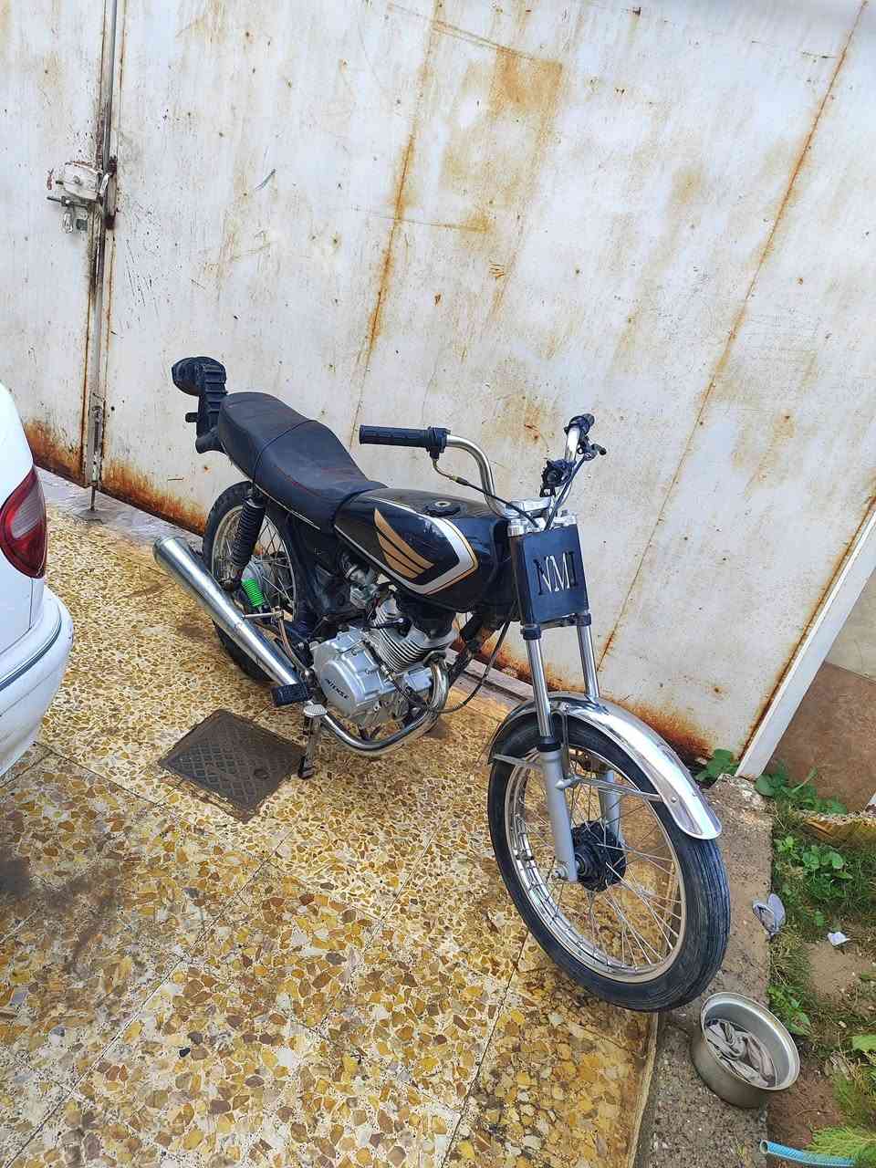 سلام عليكم شباب دراجه حربي للبيع انتنس مكينه 25شرط بس ولفات و شاصي 9نضيف دراجه حلوه و نصبتها حلوه دراجه بس شغل و تطلع شلعه معدل كامل صالنصه جعره بصراوي صوتها حيل حلو للبيع او مراوس بدراجه يراني او ماكس  سعر 600و بيها مجال للتصال ***********و بي واتساب ول شراي يدلل علينه
