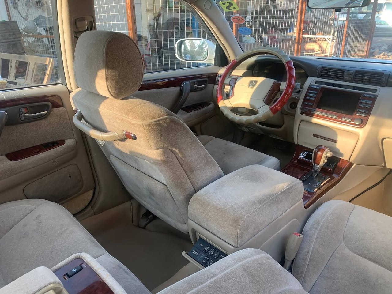 تويوتا كراون ملكة 
المواصفات
4 دكم كرستال فول عدا الفتحة
مكينه ديفور الجبير شاصي 175
تبريد خلفي
ثلاجه
ويل نجمه 
مري شفط+ هيتر بلاد
ستيرن كهرباء
4 كشنات كهرباء
برده خلفية
مانع انزلاق
داخل بيجي وصاج ملكي
دمام خلفي
مثبت سرعة
حداديه جديده
باتري جديد
تخم تايرات جدد
سبير ما نازل
تحويره النجف فوك وجوه
كفاله من كص ونقل جثه وضربه القويه
رقم كركوك مدفوع كمرك 
باقي بس فلوس الرقم وتحول ب اسمك
السعر 120وبيهة مجال بسيط 
رجاء المو شراي ليكسر بيه 
للتواصل 
‭0783 130 0334
