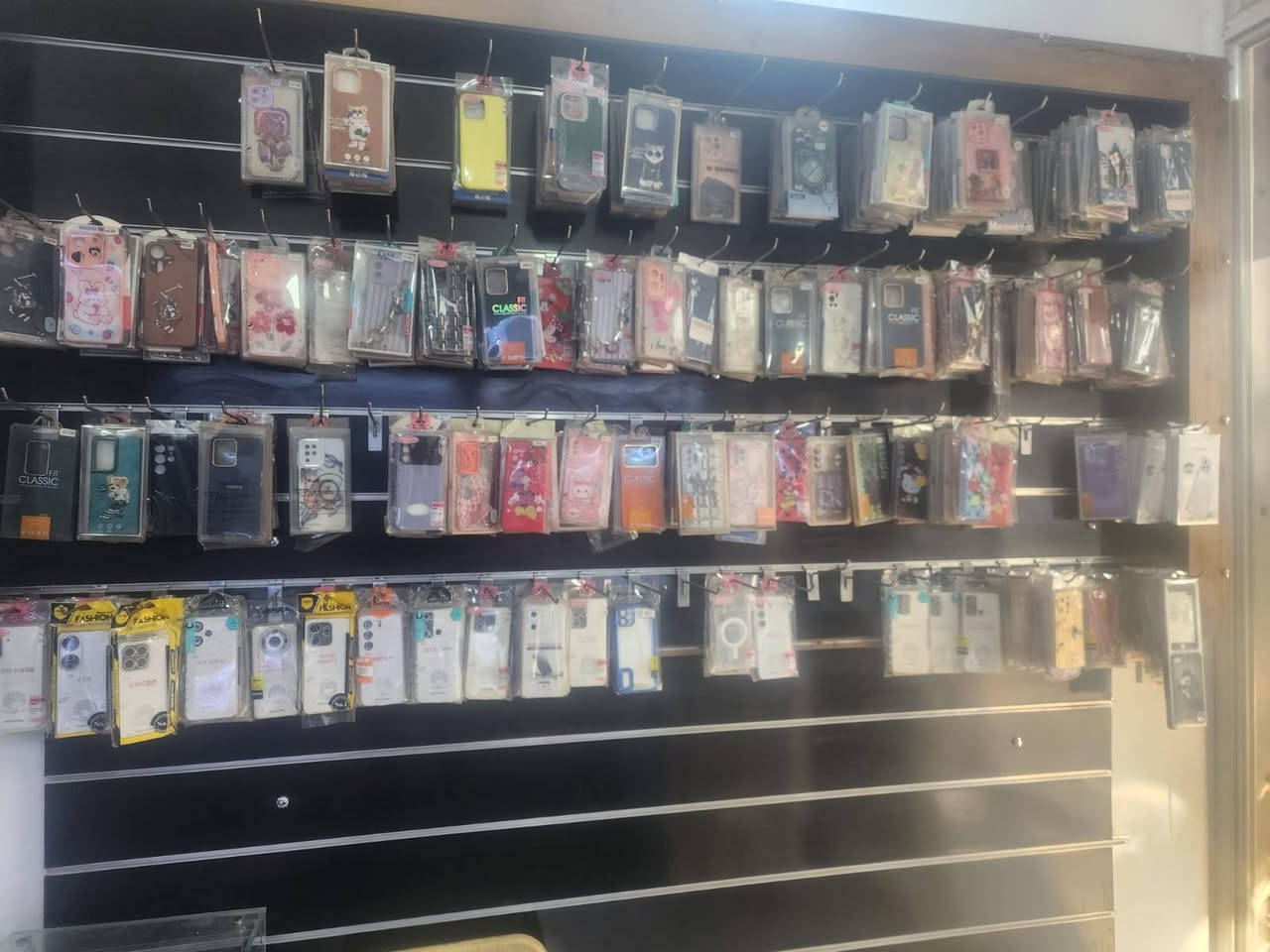 فاترينات عرض محل موبايلات كامل
فاترينات عرض مع ديكور لعرض الاكسسوارت مع عارضات ارضيه مع ميز صيانه + ميز مخصص للسوفت وير +ميز مخصص للهارد وير
للعلم الاغراض نضيفه جدا ومستعمله قليل
فصلتهن تفصار حسب الطلب كلفني ٣ ملايين. عارضهن ب ٢ مليون الكل بيعه واحده وليس اجزاء
الشراي يتصل على الرقم *********** متوفر واتساب. المكان بغداد. حي اور
