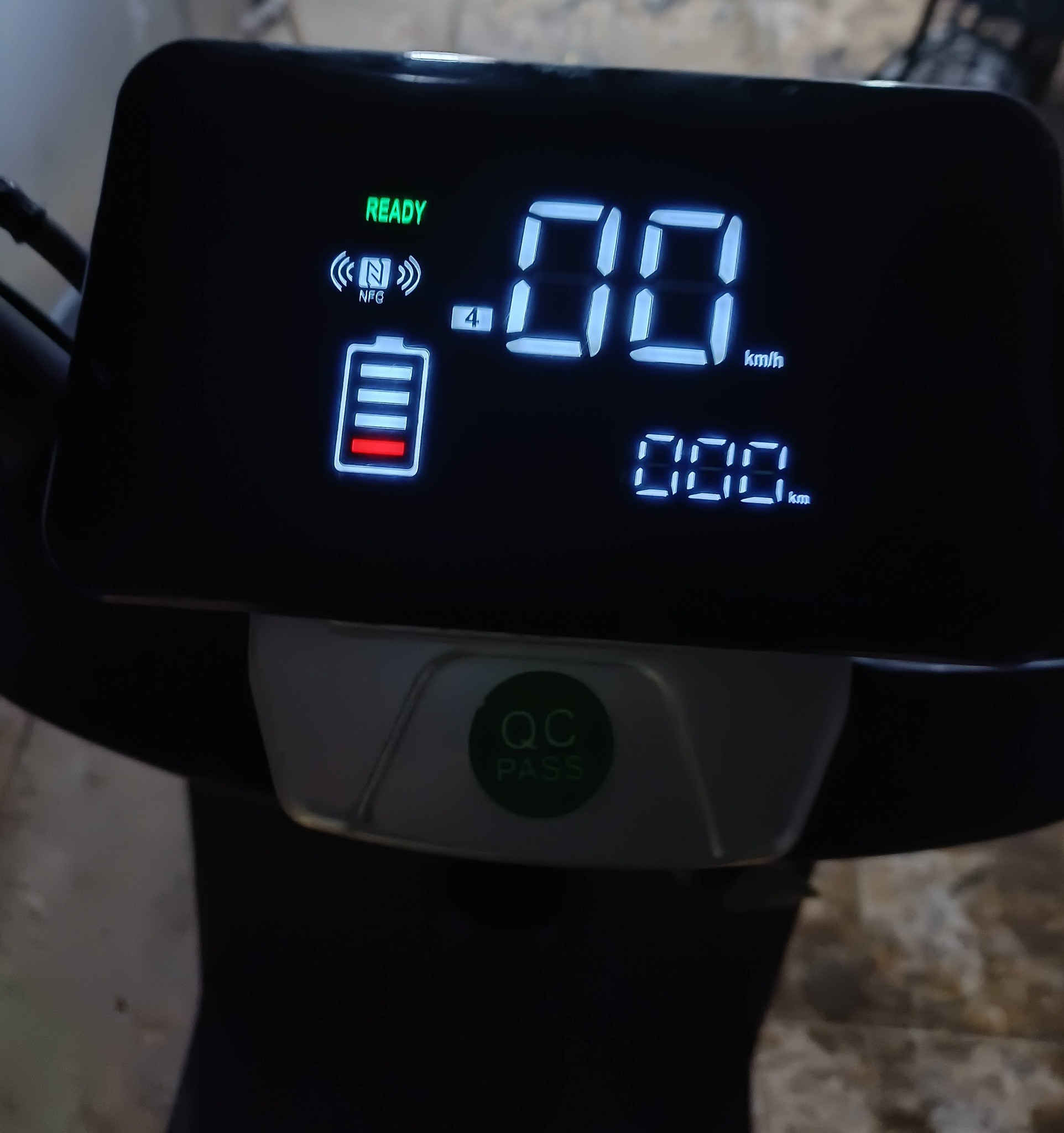 للبيع 6 بطاريات نضامR رجوع للخلف نضافة فول مستخدم 6 اشهر كلشي بي شغال لايتات اشاير يفيدك تعال خاص او راسلني واتساب هذا رقمي ***********
