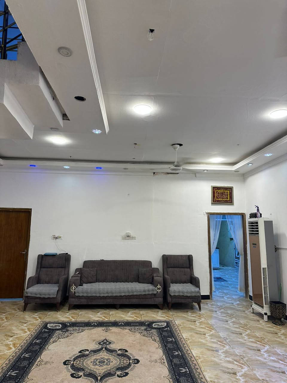 بيت للبيع ياسين خريبط مساحه 240  مالك صرف طابقين 6 غرف وصالتين ودوانيه ومطبخ وصحيات 5 وغرفه بيهه حمام حديقه حلوه وكراج سياره بيت حلو مرتب موقعه في زون الثالث قرب مشتل النرجس موقعه حلو كلشي قريب علي السعر 470 وبي مجال مكاني بصره ياسين خريبط هاذ رقمي ***********
