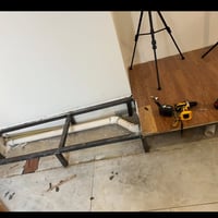 هذا لستيج للبيع مفصل حديد ومفروش عليه خشب طوله ١٠ متر وعرض ٢ متر هوه ك...