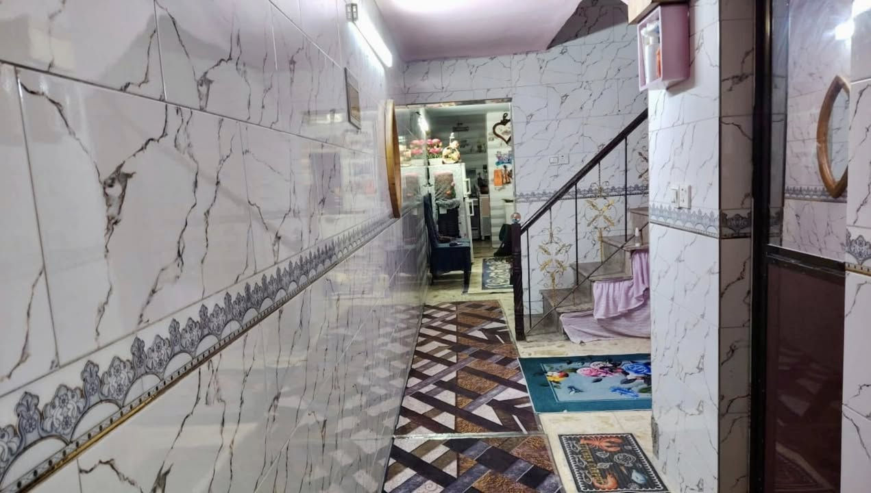 ملاحضه / العنده عقار 🏡#للبيــــــع ويريد يبيع #دزونه كافه التفاصيل العقار مع ذكر السعر وصور للعقار ورقم التلفون ☎️وان شاء الله باقرب وقت ينباع ان شاء الله🤲❤️
—————————————————————————

🔸 مشتمل للبيع طابو صرف مناسب جدا✅
 90متر  الواجهه 4 م والنزال 22،5 م 
بناء سنة 2020 تسليم🔑 درجه اولى كامل مكمل 

🔸الطابق1️⃣ كراج واستقبال ومطبخ حار وبارد وصحيات    
  وغرفه نوم جوه 
 الطابق…2️⃣ غرفتين نوم وصاله وبلكونه وصحيات كذالك                 الطابق ...3️⃣بيتونه وسطحين

 البناء كله ممتاز ودرجه اولى ونضيف مرتب 
🔸موقع الدار ممتاز جدا📍الشعب شارع الصحه منطقه الحزائر قرب المثلث (شارع عريض وتبليط حديث)

+مناسب لحك قبل لاينباع ملاحظه اذ تحب تاخذه وتستثمره اجره الك ب600الف ايجار سريع  
🔸السعر: 130 وقابل للتفاوض 

مكتب ابو علي الدراجي للعقار 🏛️
 الشعب-نهايت شارع الصحه-مقابيل كرزات ركن الصحه 
***********📞
***********📞 ‭
‭***********‬📞
