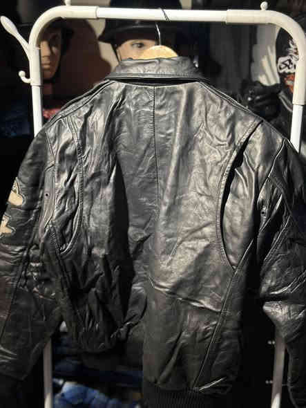 قمصله جلد طبيعي اصليه مال طيارين 
قياس M 
تم الحجز 
***********
