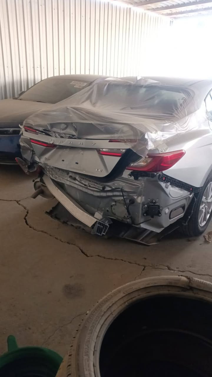 السلام عليكم
كامري هايبرد 2025 بالحره الأردن 
ابيعها على وضعها السعر 130 وبيها مجال بسيط 
***********
