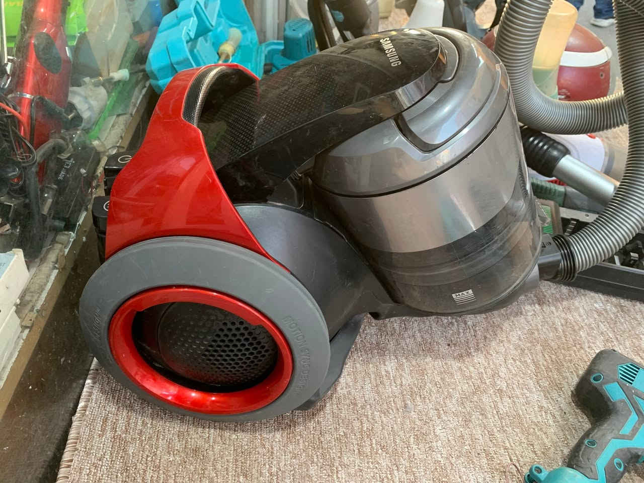 Samsung
Vacuum Cleaner
‎مكنسة سامسونج 
‎بتقنية التحكم ريموت كونترول من خلال المقبض  
‎موشن سينك (Samsung Motion Sync) باللونين الأحمر والأسود، تتميز بتصميم علبة لسهولة الحركة.
‎تستخدم تقنية (CycloneForce multi) لضمان شفط قوي ودائم من خلال حجرات متعددة داخلية.
‎تحتوي على حاوية غبار بسعة 2 لتر
نظافة 90‎%‎
متعددة السرعات بالتحكم بالريموت كونترول من خلال المقبض
السعر خاص 
علما سعرها بالموقع هو 119€


**إذا كنت صاحب هذا الإعلان وتريد حذفه لأي سبب، رجاءا أرسل رسالة إلى الدعم الفني**