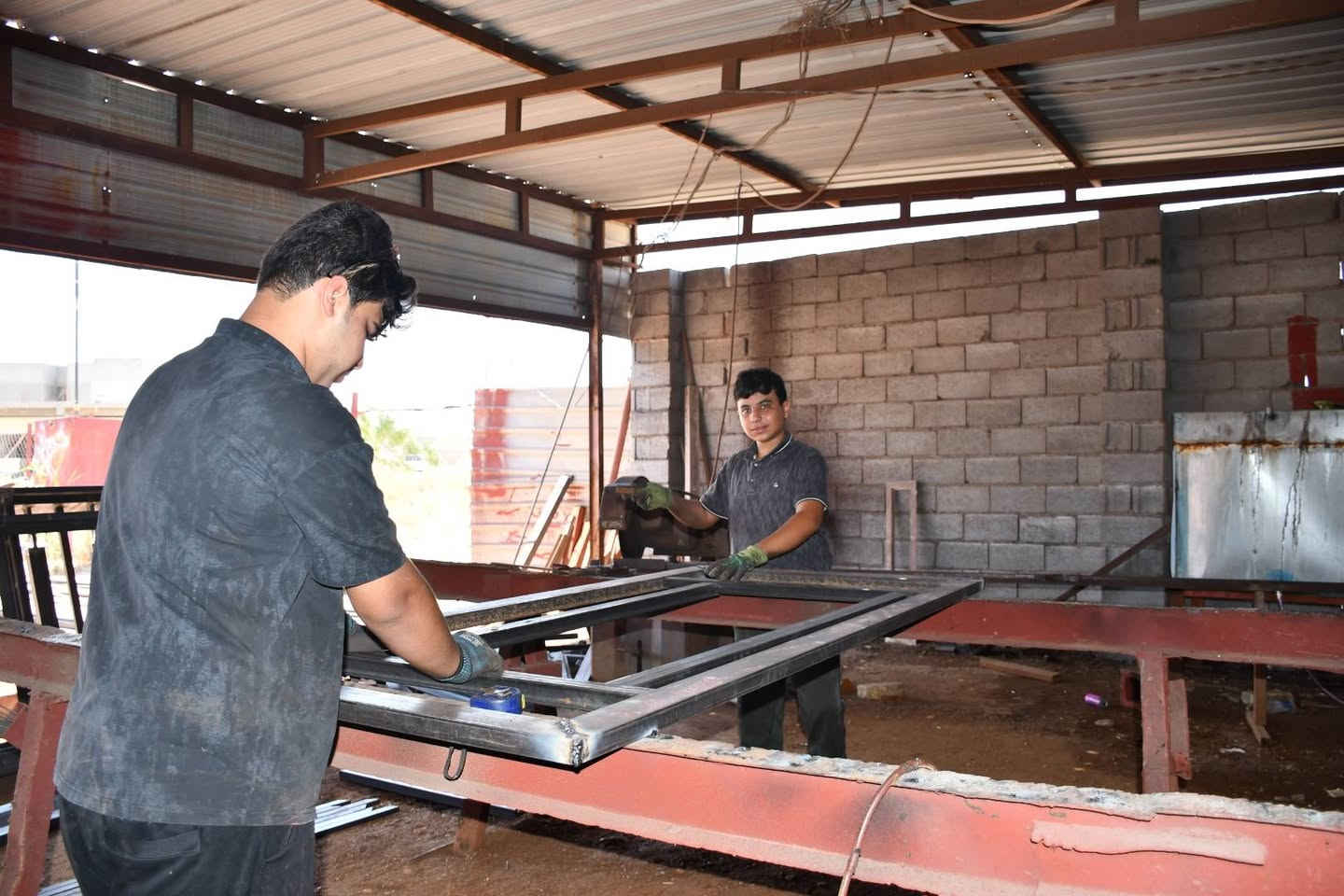 بإشراف: مثنى فيصل حداد 🔨💼
​لأن منزلك يستحق الأفضل، نقدم لكم أرقى التصاميم وأحدث الموديلات في عالم الأبواب والشبابيك​🛠️ تفصيل حسب الطلب: نلبي جميع الأذواق والمساحات بلمسات فنية متميزة.
​📐 دقة في المواعيد وسرعة في التنفيذ والتركيب. للاستفسار والحجز:
​رقم الهاتف: [***********] 📱
​العنوان: [عامريه الصمود قرب قيمقاميه
