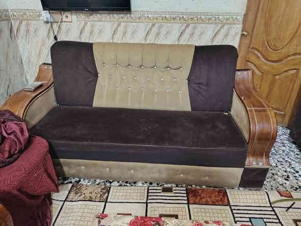 السلام عليكم تخمين للبيع ٦ قنفات و٤ كراسي اللون مثل ماموضح أمامكم السعر 650 وبي مجال 
الهاتف. *********** بي واتساب
