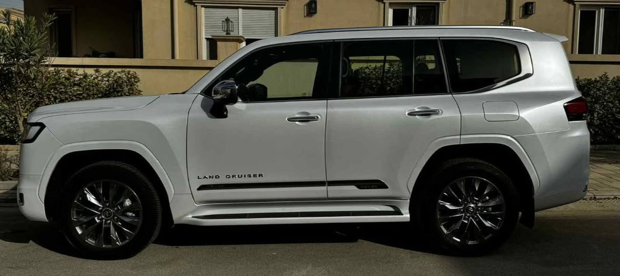 تويتا لاندكروز موديل 2023 
 مكفول كفالة عامه  مواصفات VXR twin turbo
 فول مواصفات مواصفات لكزز  أبواب شفط
 داتا شو ماشيه ٢٥ الف كيلو
محرك كير واير بشرط مامفتوح 
سيارة حيل نظيفة كلشي عل بلاد جديد 
سنوية هزة كلشي جديد مدفوع لـ
باسمي السنوية بشرط تحويل وغرامـة
سيارة مابيـها دينار مصرف كامل من كل نواحي
رقم صاحب سيارة ***********
