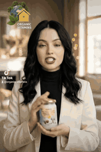 #زيت_جوز_الهند #الطبيعي #البكر #عالي_الجودة
هو الأفضل على الإطلاق للعناية بالشعر والبشرة، لأنه يُستخلص من ثمار جوز الهند الطازجة بع processes باردة تحافظ على جميع عناصره الغذائية دون تعرض للحرارة أو المعالجة الكيميائية، مما يجعله أغنى بالفوائد.

إليك الفوائد المحددة لهذا النوع الفاخر :

---

#لماذا_يُعتبر_الزيت_البكر_عالي_الجودة_الأفضل؟

· أعلى تركيز للعناصر الغذائية: يحتفظ بكامل محتواه من مضادات الأكسدة، الفيتامينات (مثل فيتامين E)، والأحماض الدهنية المفيدة مثل حمض اللوريك (بنسبة تصل إلى 50%).
· خالي من المواد الكيميائية: لا يتم تبييضه أو إزالة رائحته صناعياً، مما يجعله نقياً وآمناً.
· رائحة طبيعية جميلة: يتميز برائحة جوز الهند المنعشة والطبيعية بدون إضافات.

---

#فوائد_زيت_جوز_الهند_البكر_عالي_الجودة_للشعر

1. #إصلاح_عميق_للتلف_والتقصف:
   · بسبب وزنه الجزيئي المنخفض، يخترق جذع الشعرة بعمق ليصل إلى الداخل ويعالج الضرر من جذوره، على عكس العديد من الزيوت التي تبقى على السطح.
   · يربط بروتين الشعر (الكيراتين) ويقلل من فقدانه أثناء الغسيل، مما يجعلكِ تفقدين كمية أقل من الشعر وتتمتعين بشعر أقوى.

2. #تحفيز_نمو_الشعر_بشكل_صحي:
   · عند تدليك فروة الرأس به، يحسن الدورة الدموية مما يغذي البصيلات ويساعد على إطالة الشعر.
   · حمض اللوريك فيه له خصائص مضادة للميكروبات، مما ينظف فروة الرأس من البكتيريا والفطريات التي قد تعيق النمو.

3. #القضاء_على_القشرة_وتهدئة_الفروة:
   · يحارب الخميرة المسببة للقشرة بفعالية كبيرة.
   · يهدئ فروة الرأس المتهيجة بسبب خصائصه المضادة للالتهابات، مما يقلل الحكة والاحمرار.

4. #حماية_الشعر_من_العوامل_الخارجية:
   · يشكل طبقة واقية خفيفة حول الشعر تحميه من:
     · الرطوبة التي تسبب تلف الشعر.
     · الحرارة من مجففات الشعر والأدوات الحرارية.
     · أشعة الشمس الضارة.

5. #بلسم_طبيعي_فائق_الأداء:
   · يمكن استخدامه كـ بلسم خالي من الشطف (Leave-in conditioner) لترطيب الشعر طوال اليوم دون أن يثقل عليه، خاصة الشعر المجعد أو الجاف.

#كيفية_استخدامه_للشعر:

· قناع إصلاحي عميق: دلكي فروة الرأس ودعي الزيت على شعرك من الجذور حتى الأطراف لمدة ساعة على الأقل (أو ليلة كاملة) تحت منشفة دافئة لتعزيز الاختراص، ثم اغسليه بشامبو لطيف.
· مرطب للأطراف: ضعي نقطة صغيرة على أطراف الشعر الجاف لمنع التقصف وإضفاء اللمعان.
· مهدئ للفروة: دلكي فروة رأسك بالزيت الدافئ لمدة 10 دقائق قبل الغسيل للتخلص من القشرة.

---

#فوائد_زيت_جوز_الهند_البكر_عالي_الجودة_للبشرة

1. #ترطيب_مكثف_وطويل_الأمد:
   · يشكل حاجزًا طبيعيًا (أقرب لتركيبة الزيوت الطبيعية للبشرة) يمنع تبخر الماء، مما يحبس الرطوبة داخل البشرة لساعات طويلة. ممتاز للبشرة الجافة جدًا والمتشققة.

2. #مضاد_قوي_للبكتيريا_والالتهابات:
   · حمض اللوريك يتحول في الجسم إلى مادة "مونولورين" التي تحارب البكتيريا المسببة لحب الشباب (مع الحذر لذوي البشرة الدهنية جدًا).
   · مثالي لتهدئة الأمراض الجلدية مثل الإكزيما والصدفية وتقليل التهابها واحمرارها.

3. #مزيل_مكياج_طبيعي_وفعال:
   · يذيب كل أنواع المكياج (حتى المقاوم للماء) والدهون والأوساخ بلطف شديد، وينظف المسام بعمق دون أن يجرح البشرة أو يجففها.

4. #مكافحة_علامات_الشيخوخة:
   · تركيزه العالي من مضادات الأكسدة (مثل فيتامين E) يساعد على محاربة الجذور الحرة التي تسبب تلف الخلايا وظهور التجاعيد والخطوط الدقيقة.
   · يحسن مرونة الجلد ويمنحك مظهرًا أكثر شبابًا ونضارة.

5. #المساعدة_في_التئام_الجروح_والحروق_الخفيفة:
   · نظرًا لخصائصه المضادة للميكروبات والمضادة للالتهابات، فإنه يسرع عملية الشفاء ويحمي الجرح من العدوى.

6. #علاج_سحري_للشفاه_والمناطق_الخشنة:
   · مرطب مثالي للشفاه المتشققة، يمكن استخدامه كلبل يومي.
   · يعالج تكعيب الكوعين والكعبين، حيث يرطب ويلين الجلد الخشن بشكل ملحوظ.

#كيفية_استخدامه_للبشرة:

· مرطب للوجه والجسم: ضعيه على بشرتك نظيفة ورطبة قليلاً بعد الاستحمام.
· مقشر طبيعي: اخلطيه مع السكر أو ملح البحر لصنع مقشر لطيف ومنعم للجسم.
· قناع مغذي: اخلطيه مع العسل الخام للحصول على قناع مرطب ومضاد للبكتيريا.

---

#ملاحظات_مهمة_للاستخدام_الآمن:

· لأصحاب البشرة الدهنية أو المعرضة لحب الشباب الشديد: قد يكون الزيت "كوميدوجينيك" (يسد المسام) لبعض الأشخاص. جربيه على منطقة صغيرة أولاً (خلف الأذن أو على الذقن) وراقبي رد فعل بشرتك لمدة 24-48 ساعة.
· التخزين : يحفظ في مكان بعيد عن الضوء المباشر والحرارة ليبقى طازجًا.

#الخلاصة :
زيت جوز الهند البكر عالي الجودة هو منتج طبيعي متكامل يمكنه أن يحول حالة شعرك وبشرتك إلى الأفضل، بشرط أن يكون نقياً وأن تستخدميه بالطريقة الصحيحة لنوع بشرتك وشعرك.

.
منتجاتنا عضوية وطبيعية 100%
خالية من المواد الكيميائية الضارة
خالية من المواد الحافظة أو اي اضافات
تعتبر مكملات غذائية وليست عقاقير طبية
آمنة للأطفال وللحامل والمرضع  

صنع في #ماليزيا

لطلب المنتج راسل الصفحة أو عن طريق #الواتساب
 ***********
