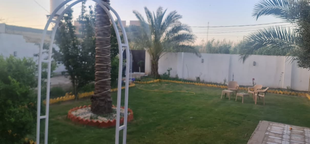 دار للبيع المساحة 700 متر طابو زراعي سند 25  الاساس كونكريت مسلح والبناء بلوك حد الشبابيك والبوب ويربطها رباط كونكريت مسلح والسقف عگاده ومغطى بمادة الايزوكام اظافة الى الدنگ والطارمه كونكريت مسلح  
الواجهه 18 والنزال 40 يحتوي على 
استقبال (4 * 9) 
2 غرفة نوم (5* 4)
صالة طعام (5 * 4)
صاله معيشة (12 * 4)
مطبخ (6 * 4)
كل ارضية البيت رفت ومن ثم بورسلاين لون واحد
الدرج كونكريت مسلح… 
حمامات داخليه وخارجيه سقف كونكريت مسلح 
يوجد ممر حول البيت والترك الخلفي (4 * 15)
كراج يتسع لثلاث سيارات
ملاحظه نصف اثاث البيت 🏠 4 سبلت ديوان كامل من ضمن البيت للاستفسار اكثر مراسله الصفحه او الاتصال على الرقم ***********
